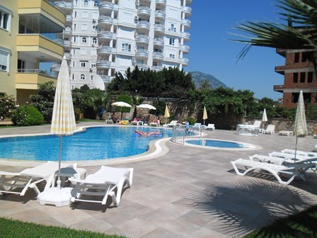 zwembad met zonneterras, zicht op de bergen